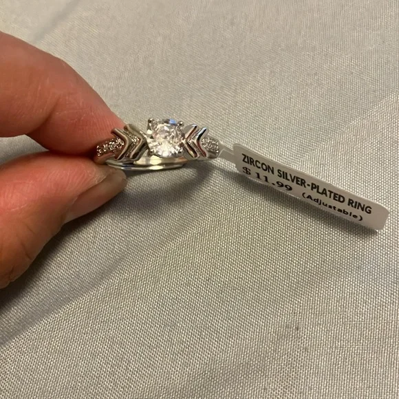 🌸 3/$15 Zircon silver plated ring - Picture 14 of 15